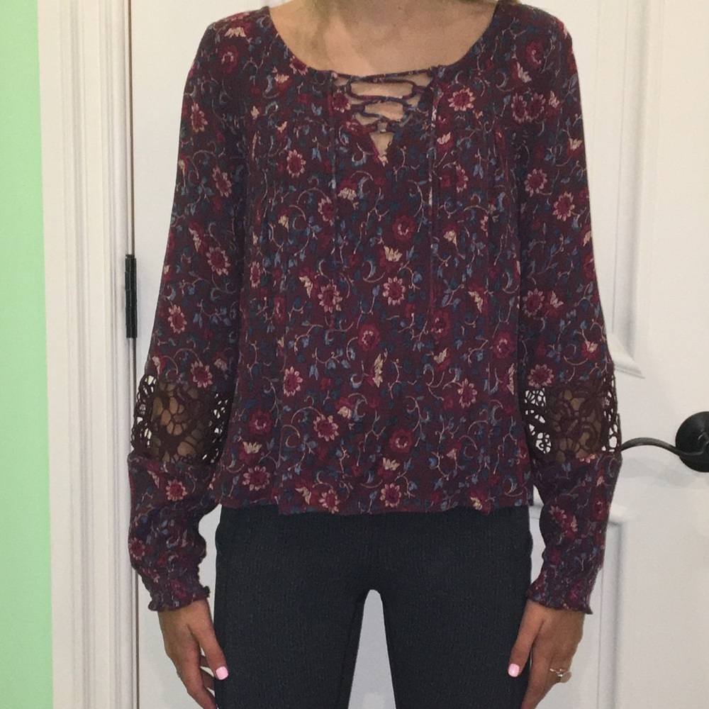 Super cute Hollister top with tags still on!!!